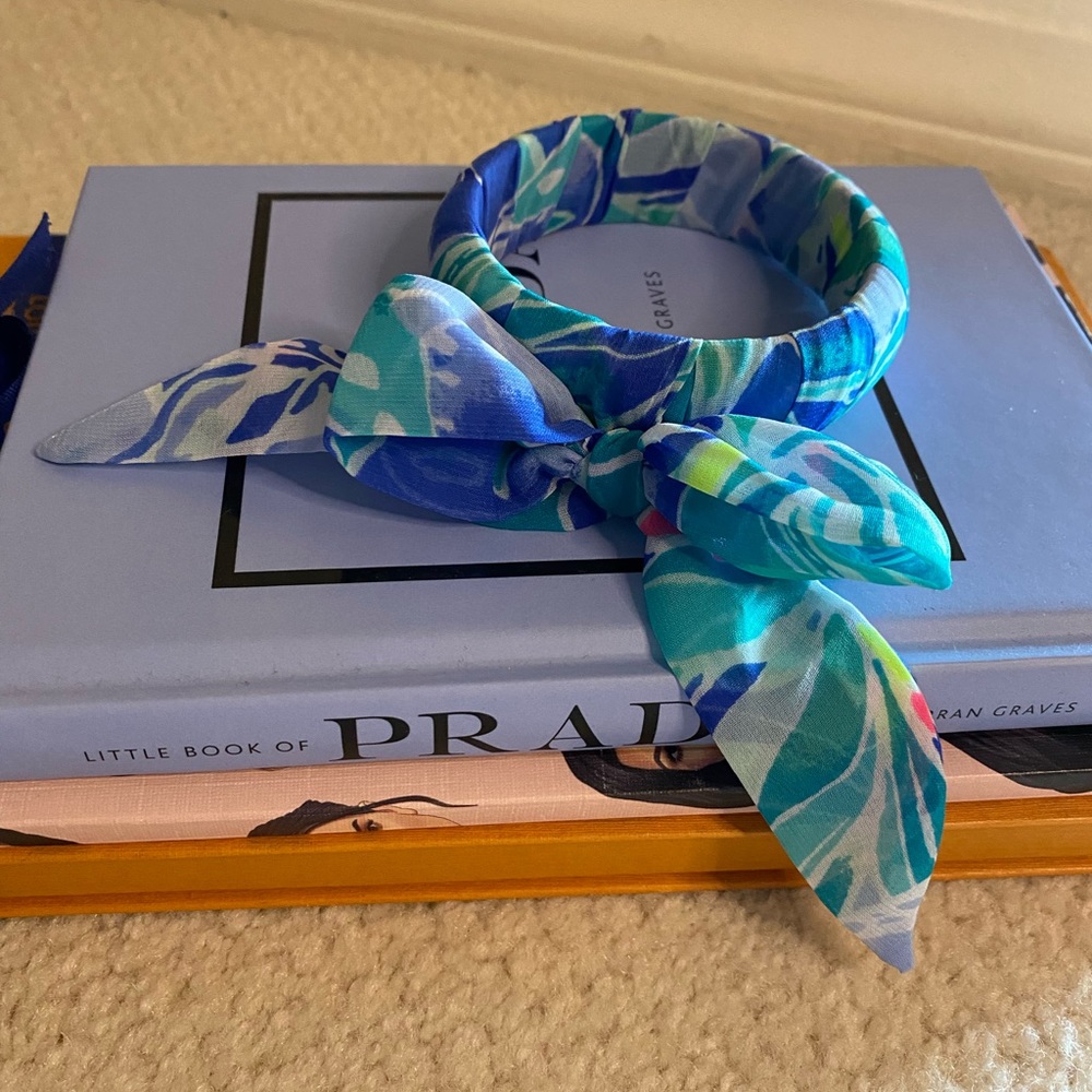 Lilly Pulitzer bracelet in blue pattern